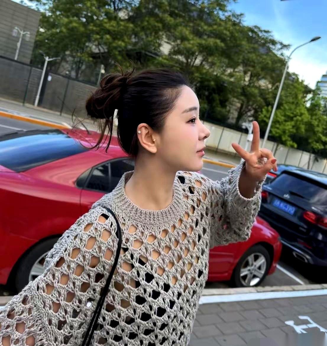 很多人都羡慕李小萌，说她嫁给了爱情，快四十岁的人，被老公宠得还像个小姑娘。但都
