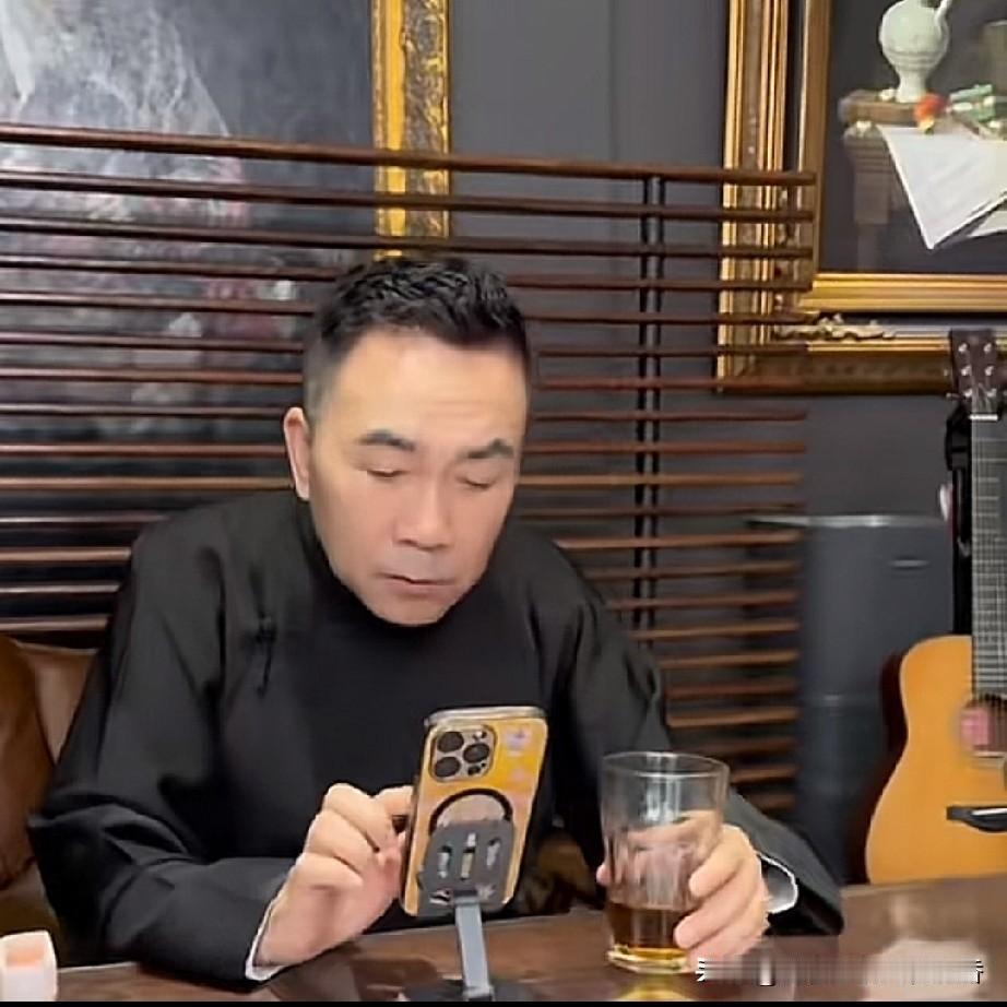 杨仪和条子也拍段子了，段子的内容如下：杨老五坐在椅子上悠闲自得的唱着《探清水