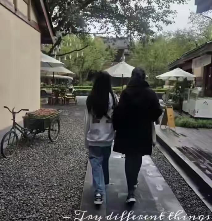 小玥儿姐弟俩暴瘦了好多啊！11月5号一大早，就有网友在公园偶遇到张兰和小玥儿