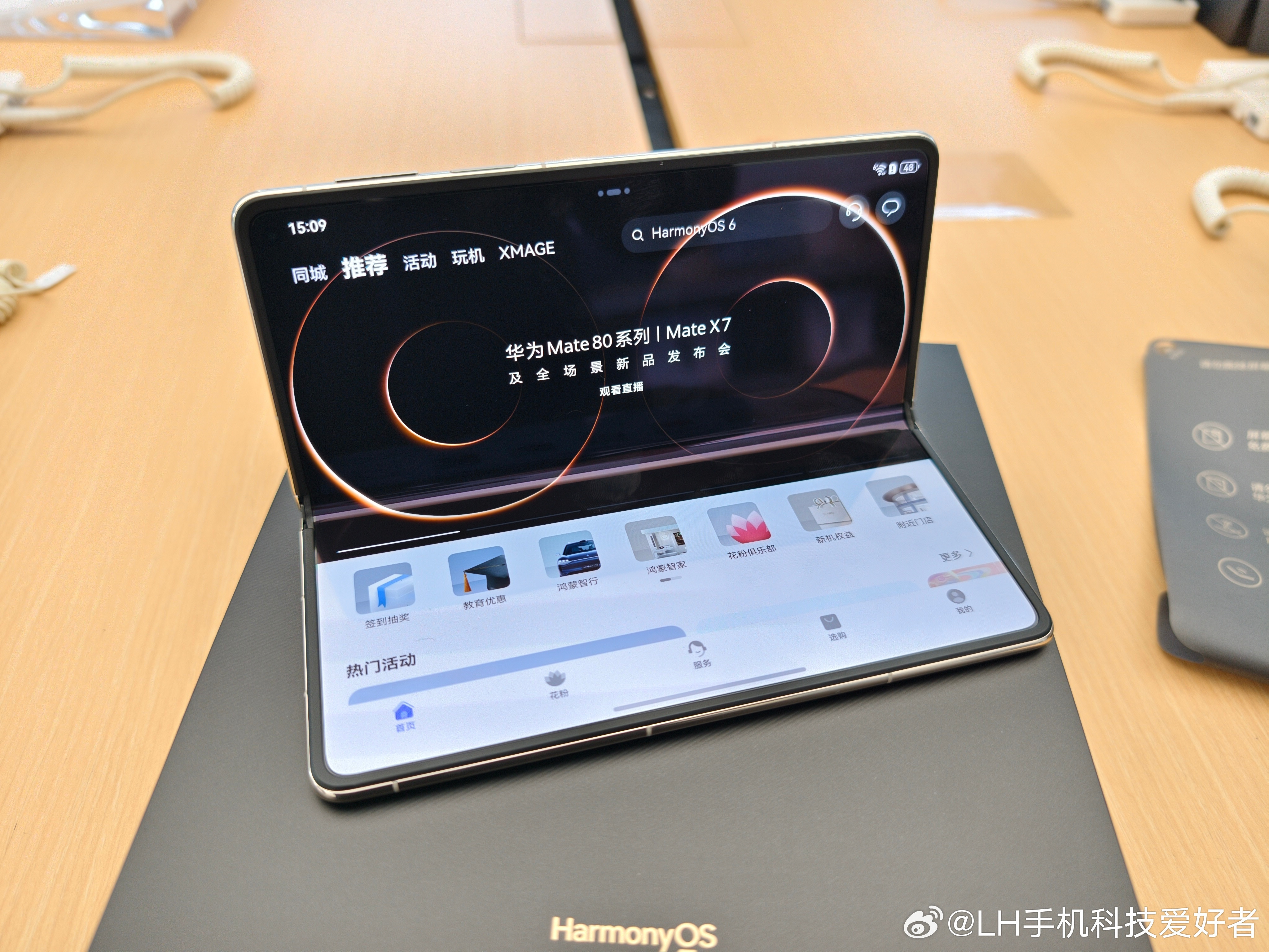 华为MateX7我也去看了，很轻薄的感觉，单手握持没问题。设计好不好看因人而异