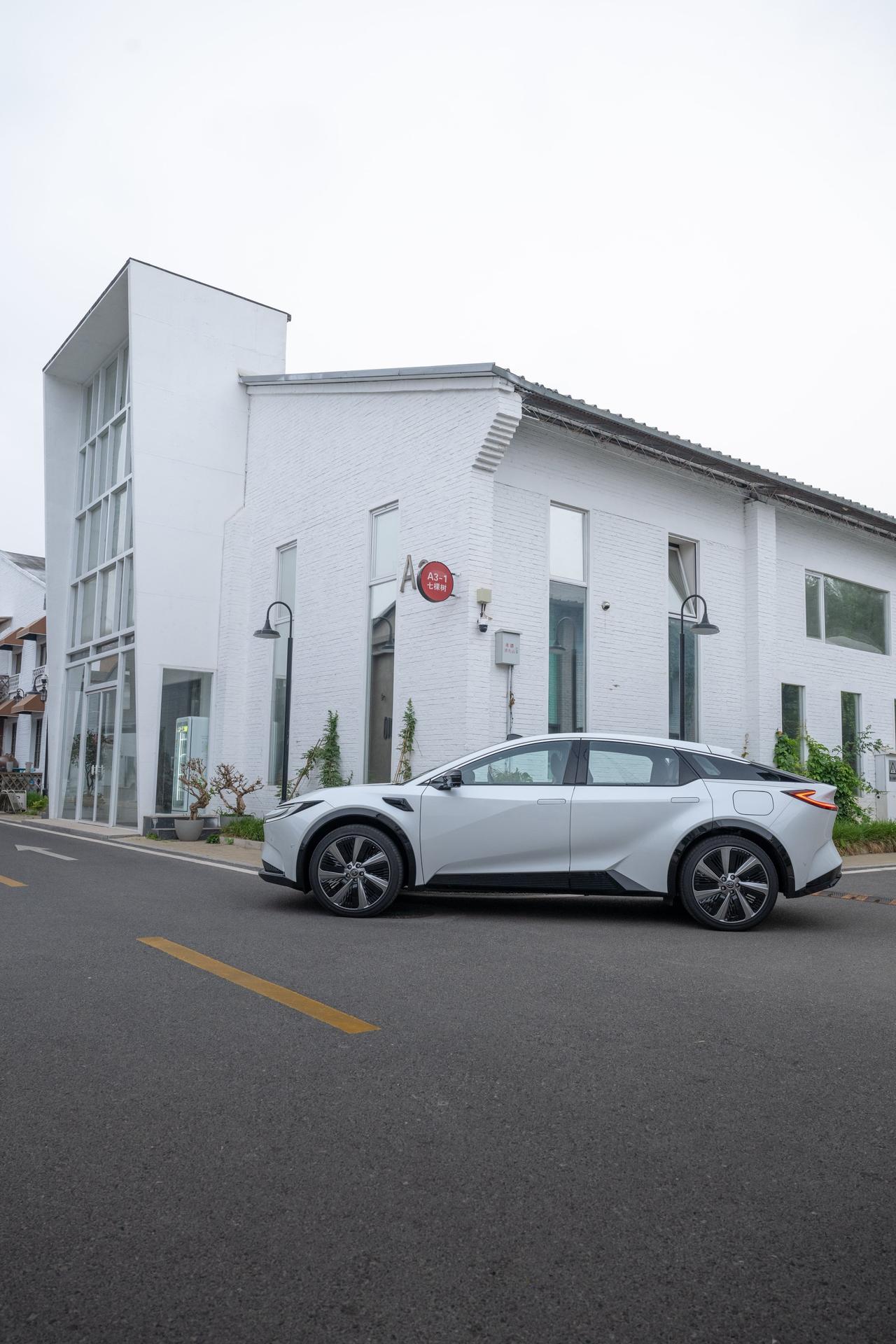 15万级电车卷参数？一汽丰田bZ5偏要把