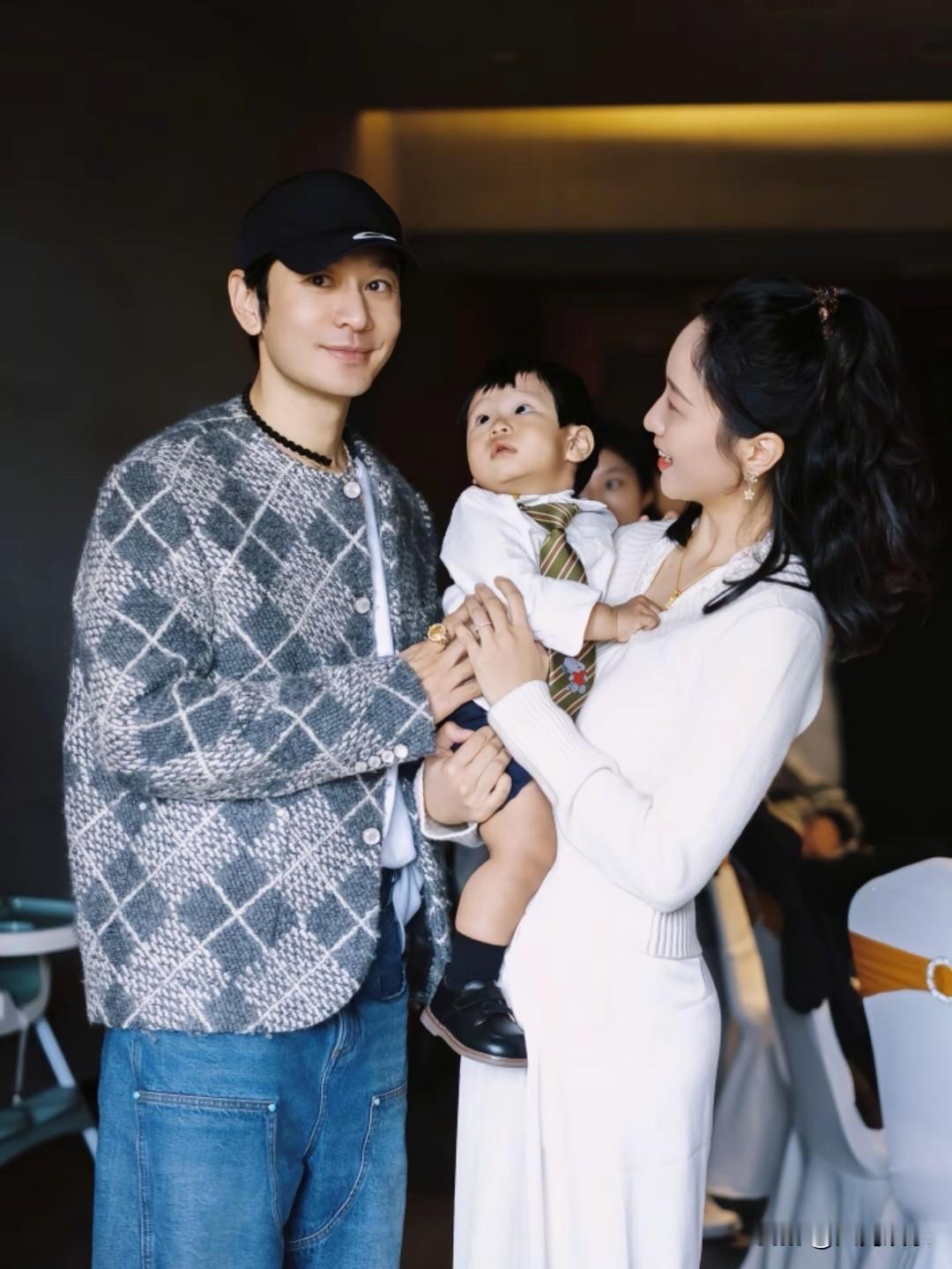 黄晓明表弟给孩子办一周岁生日宴，黄晓明携全家捧场，有网友猜测，黄晓明妈妈抱着的小