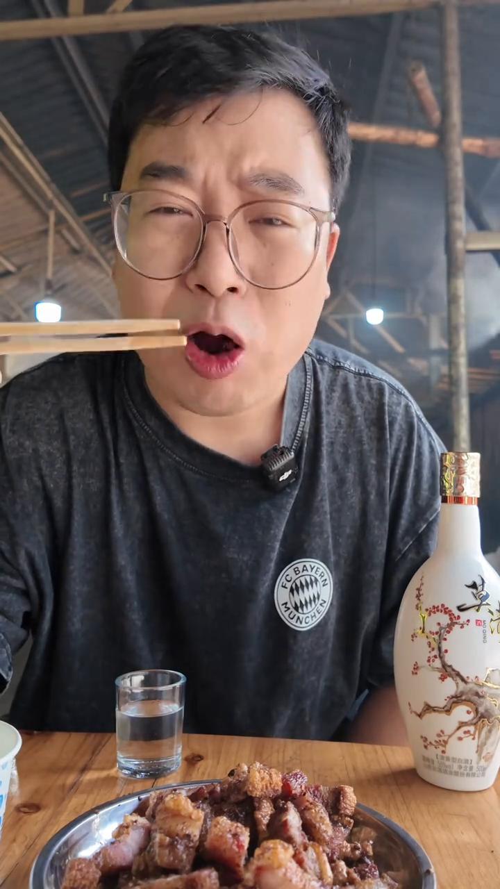 云南澜沧三岔河烧烤。兄弟们，我现在在云南边境的一个山沟沟里边，竟然藏着这么狂野