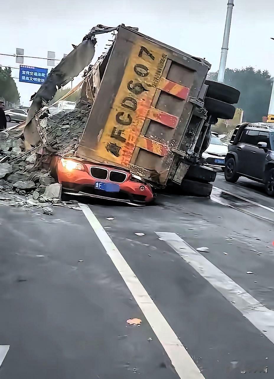 烟台芝罘区那场车祸，真的越想越揪心。宝马被大货车侧翻砸中，人没了，太可惜了。