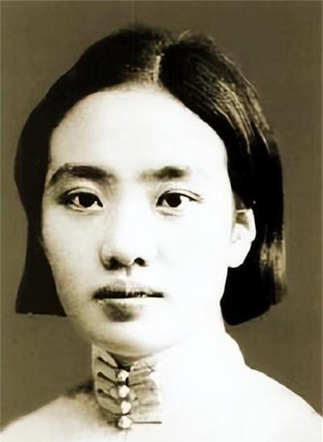 1942年，左权将军在十字岭壮烈牺牲，妻子刘志兰独自带着年幼的女儿左太北，强忍悲