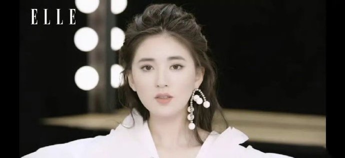 赵露思之前的妆大气端庄，毕竟是名家毛戈平画的有水平​​​