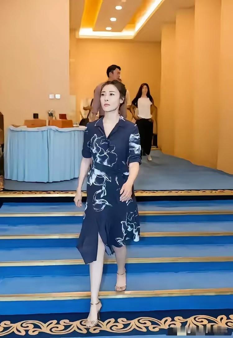 我一直不知道谁是柯蓝，后来因为了解了一下李亚鹏才知道他有个背叛的前女友，但还是不