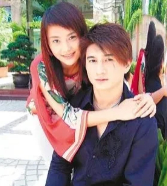 2009年，吴奇隆马雅舒官宣离婚，在采访中，吴奇隆哭的泪流满面，还说：“结婚3年