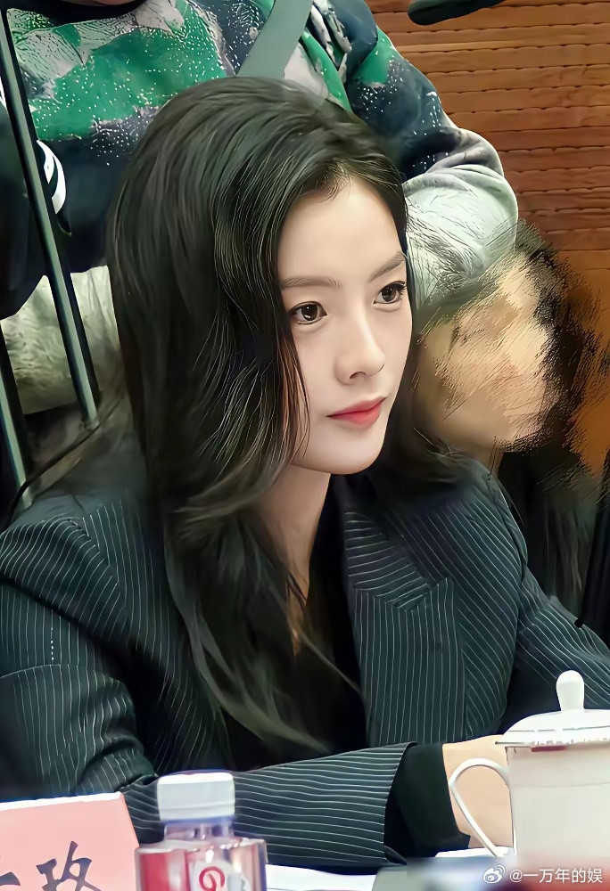 别只盯陈丽君7亿票房！33岁的她，膝盖伤透、白发早生！去年越剧爆火后连轴转：上浪