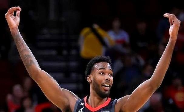 塔里·伊森的交易窗口正在被敲开2025年10月火箭没和伊森达成提前续约，他明