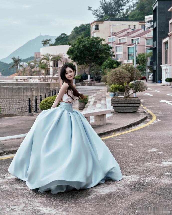 希林娜依高花朵裙简直就是太美了吧，我们的希林娜依高裙子开花了，好看的花朵，裙子