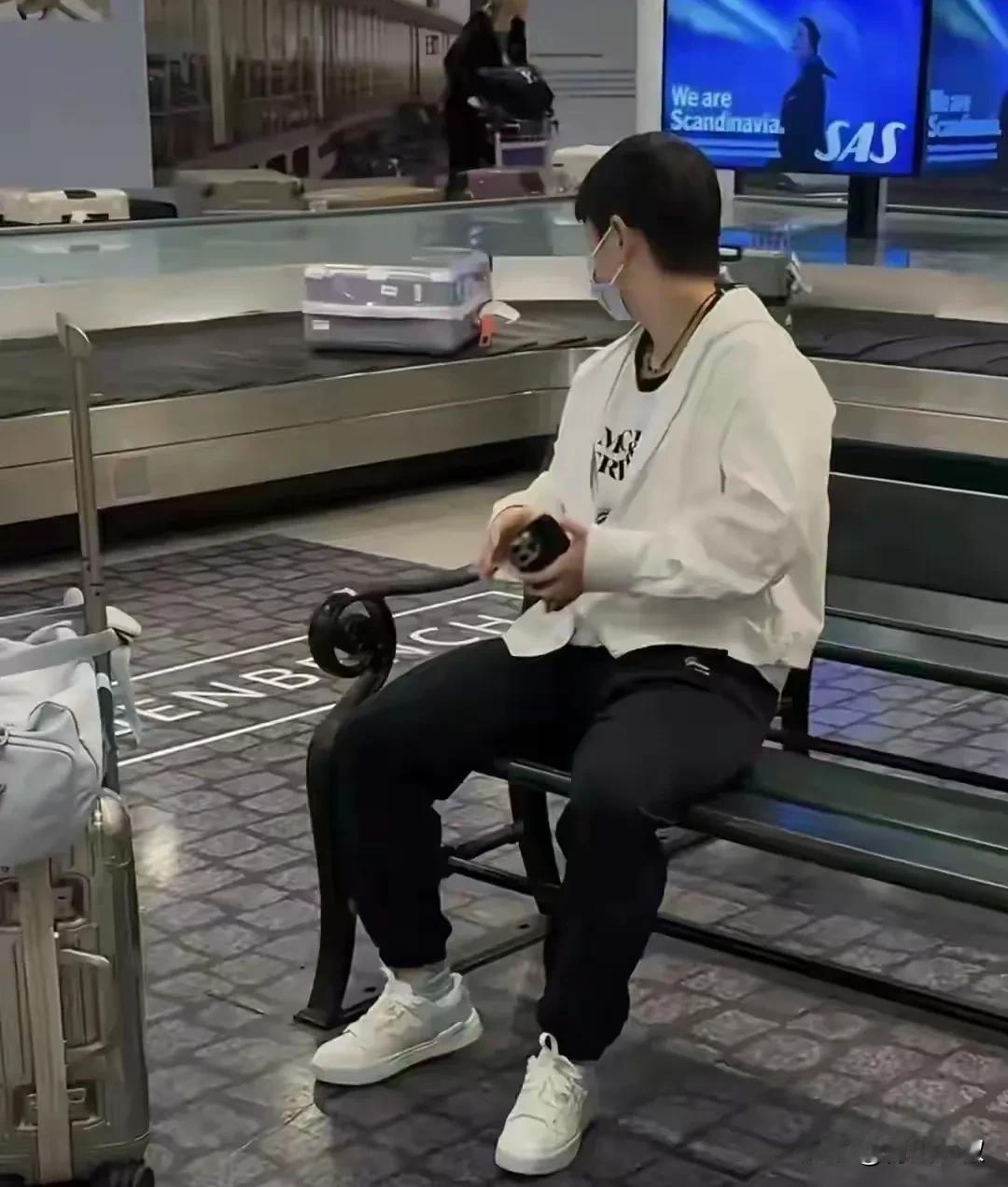 国乒到达瑞典，首轮爆冷淘汰的朱成竹说，一个坏消息等着孙颖莎，王曼昱她们！今天