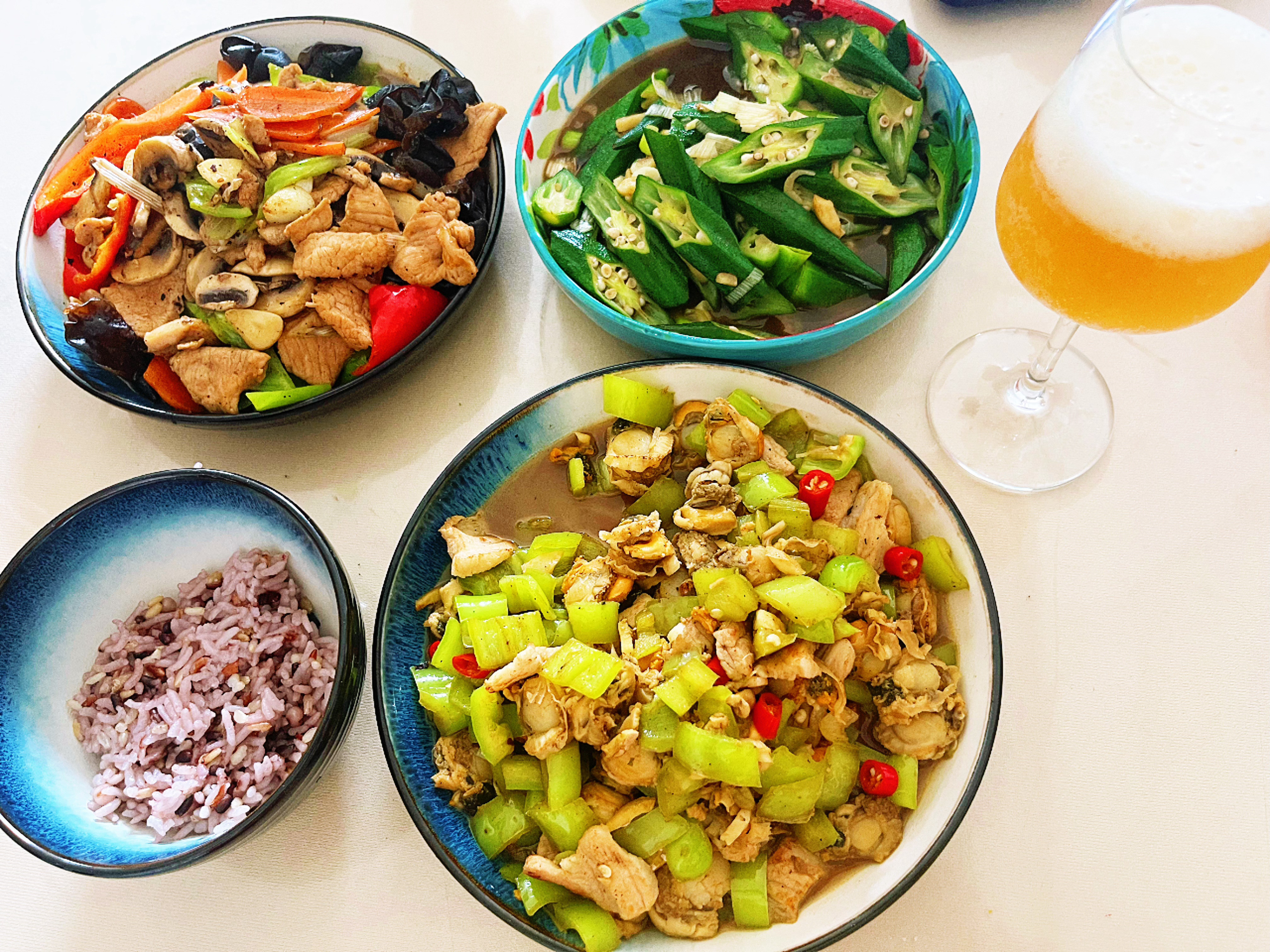 简单的一餐饭：口蘑炒肉片辣炒扇贝清炒秋葵有荤有素有下饭菜有清淡小菜一家人吃的有滋