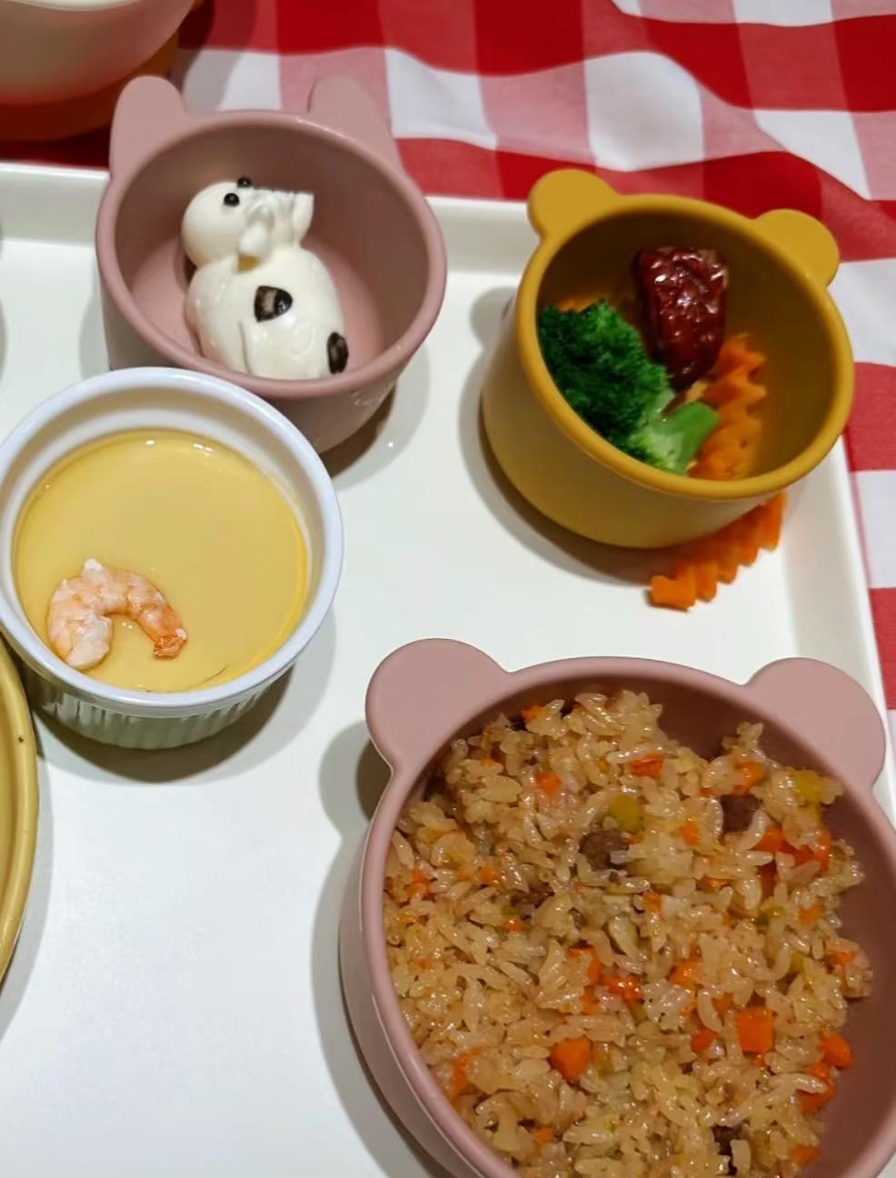 实地考察了下西贝才发现，西兰花不是新鲜的，鸡肉不是新鲜的，南瓜也不是新鲜的，唯
