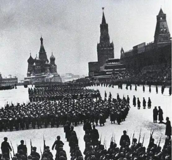 苏军为什么没有被德军耗尽人力？这么说吧，苏联其实是和德国一起死的，只不过苏联晚了