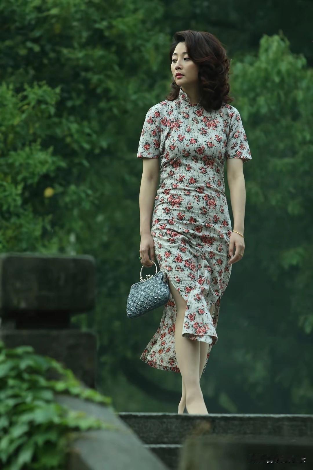 殷桃漫步公园，花裙摇曳生姿，笑颜如花绽放！殷桃[玫瑰][玫瑰]