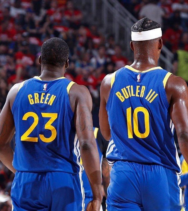 TA记者萨姆·阿米克报道，勇士拒绝交易格林和巴特勒，这让他们在交易要匹配高薪球员