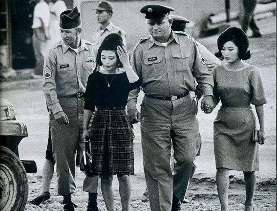 “基地村”三个字，在韩国老人耳朵里比炮声还刺耳。二十多万姑娘被编成号码，胸牌