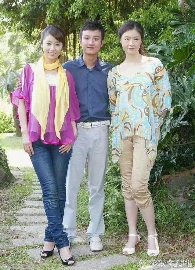 翻到林心如与蒋欣的一张十五年前旧合影，两人都爱穿紧身裤配鱼嘴高跟鞋，那时林心如3