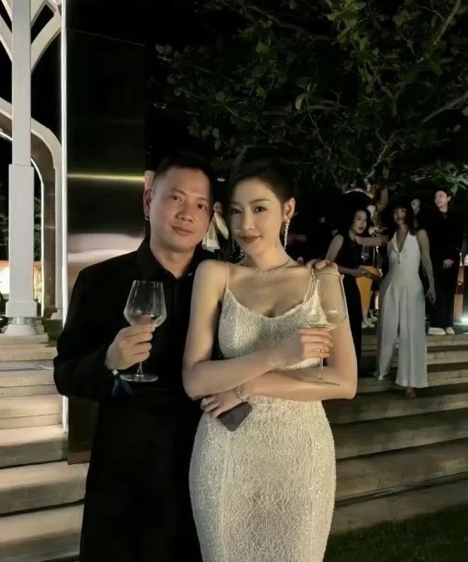 张天爱旁边这男的是谁，🈶认识的嘛？