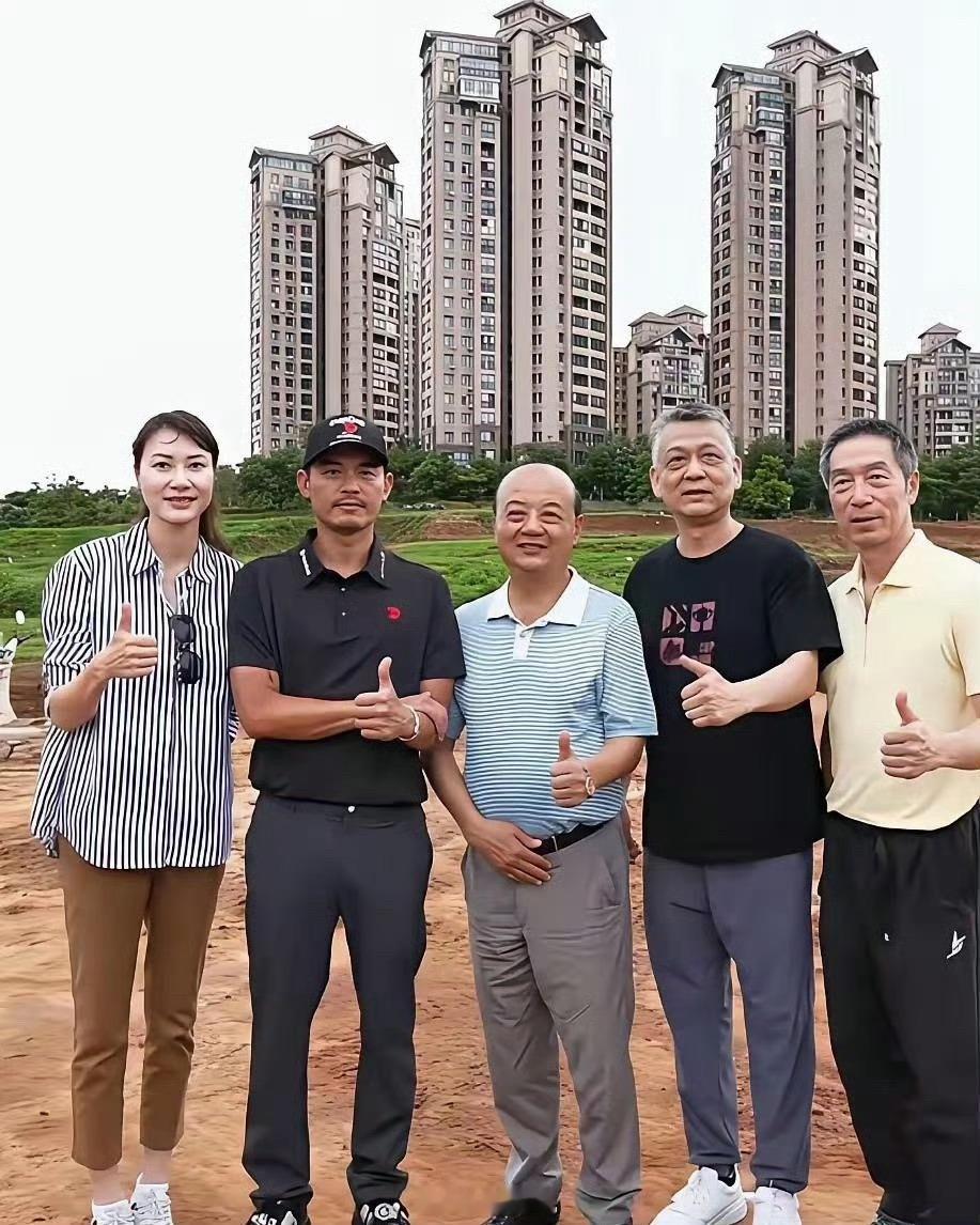 林丹老了，谢杏芳胖了，没想到谢杏芳比林丹还高，当年打羽毛球咋没看出来了​​​