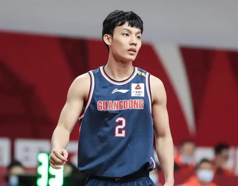 郭士强聪明过人！中国男篮虽然热身赛屡战屡胜，但郭士强却在采访时表示：中国男篮不