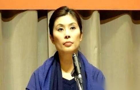 她后悔了。但后悔的，不是当初进了国民党，也不是竞选时交的那笔天价保证金。她后