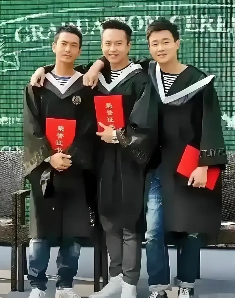 谁能想到，当年三个青涩少年，如今个个成为内娱的顶流，新生代演员想逾越他们这三座大