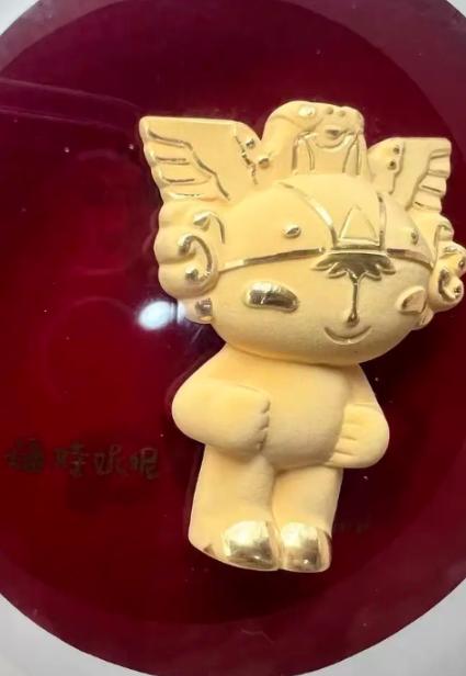 2008年，她花上万元抢购的奥运福娃千足金藏品，珍藏了整整16年。今年9月1日，