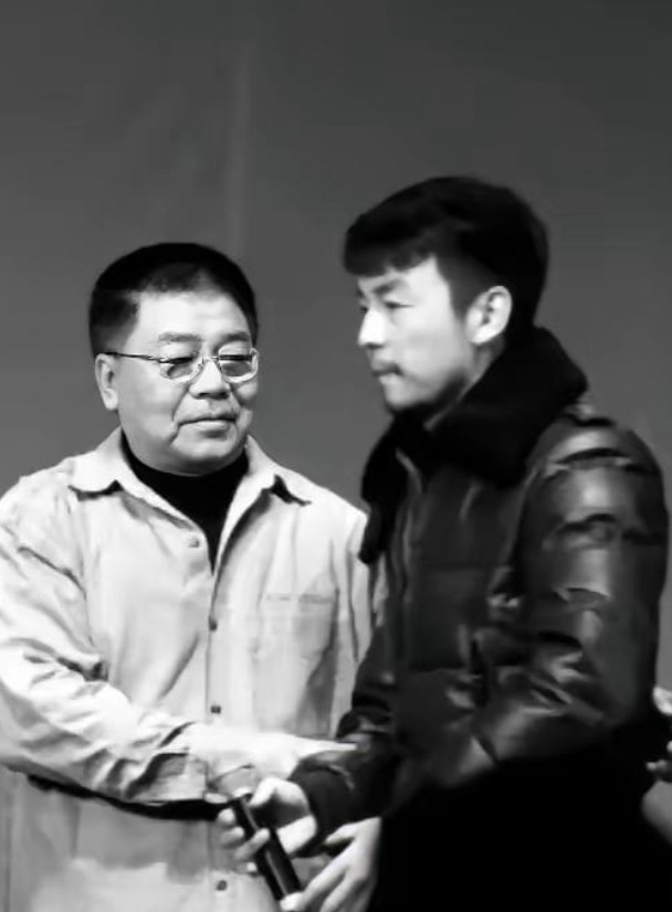 演员雷佳音说：我14岁就长到了1米79，那时候太叛逆了，在操场上支锅涮羊肉，早恋