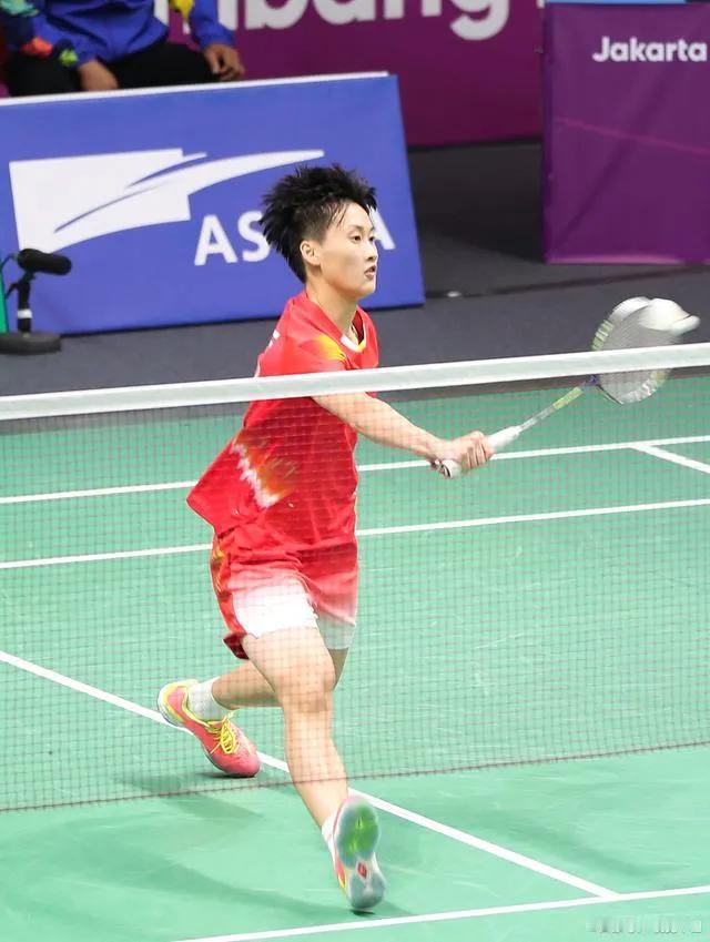 羽毛球尤伯杯小组赛第5场，世界排名第98位的囯羽18岁小将徐文婧，发挥出色，直