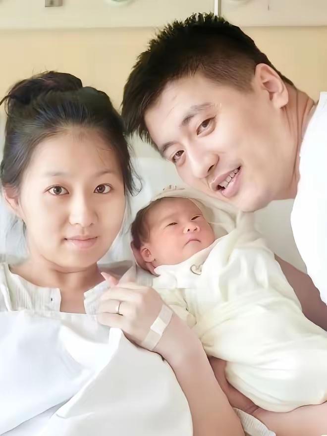 看到张雪峰妻子的照片才懂，他藏了这么优秀的90后爱人。李丽婧是历史学博士、高