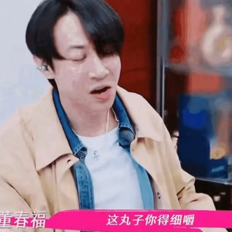 张维伊刘海竟然是假发原来张维伊的经典甩刘海动作，甩得是假刘海，网友的眼睛还是太尖