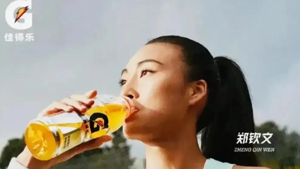 郑钦文的2025年可谓“墙里开花墙外香”，虽然遭遇伤病连续缺席几站比赛，但是截止