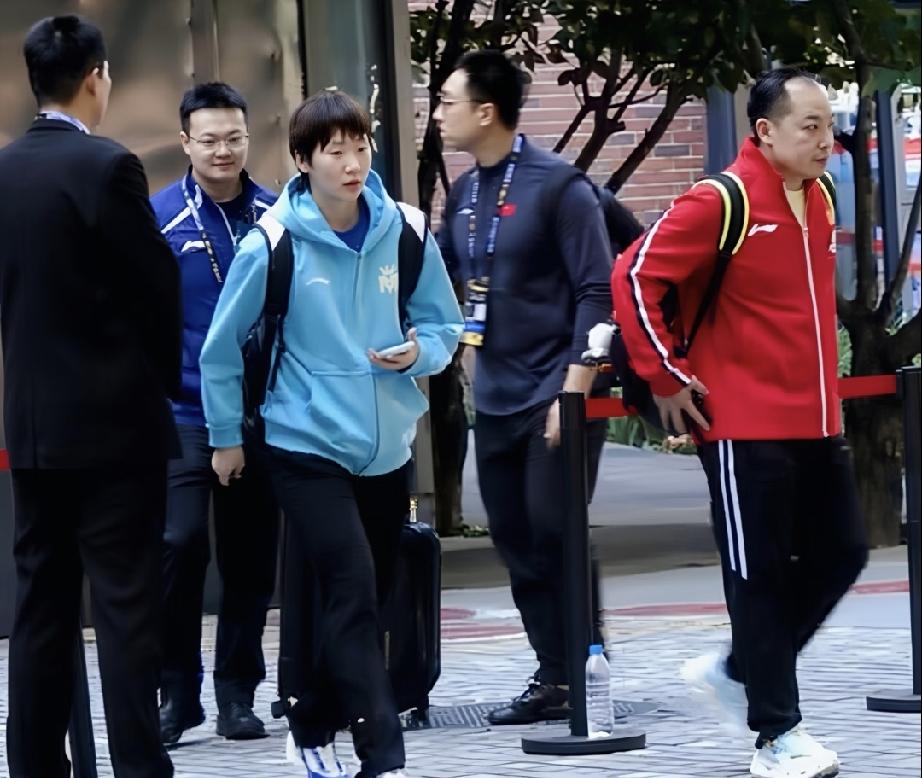 今天下午刚刚到达首钢工业园区准备参加WTT中国大满贯比赛的王曼昱，一落地就和任浩