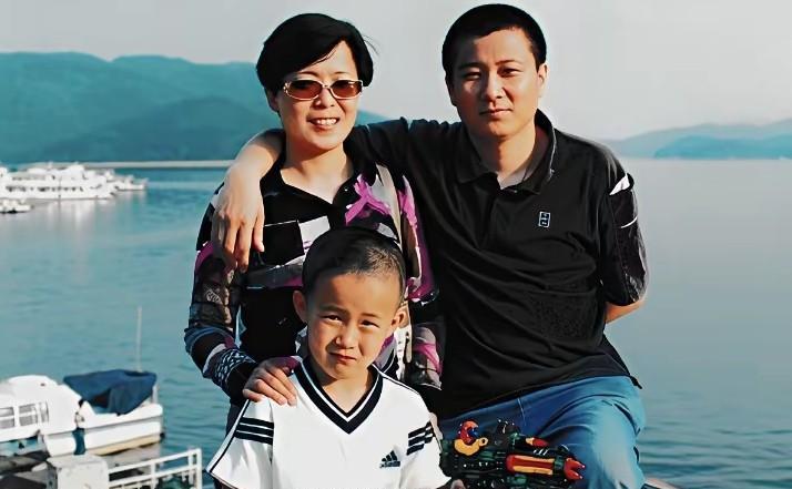 王楚钦上镜的俊脸像妈妈，一双明亮的单眼皮眼睛像爸爸。爸爸妈妈是帅哥美女，而王楚钦