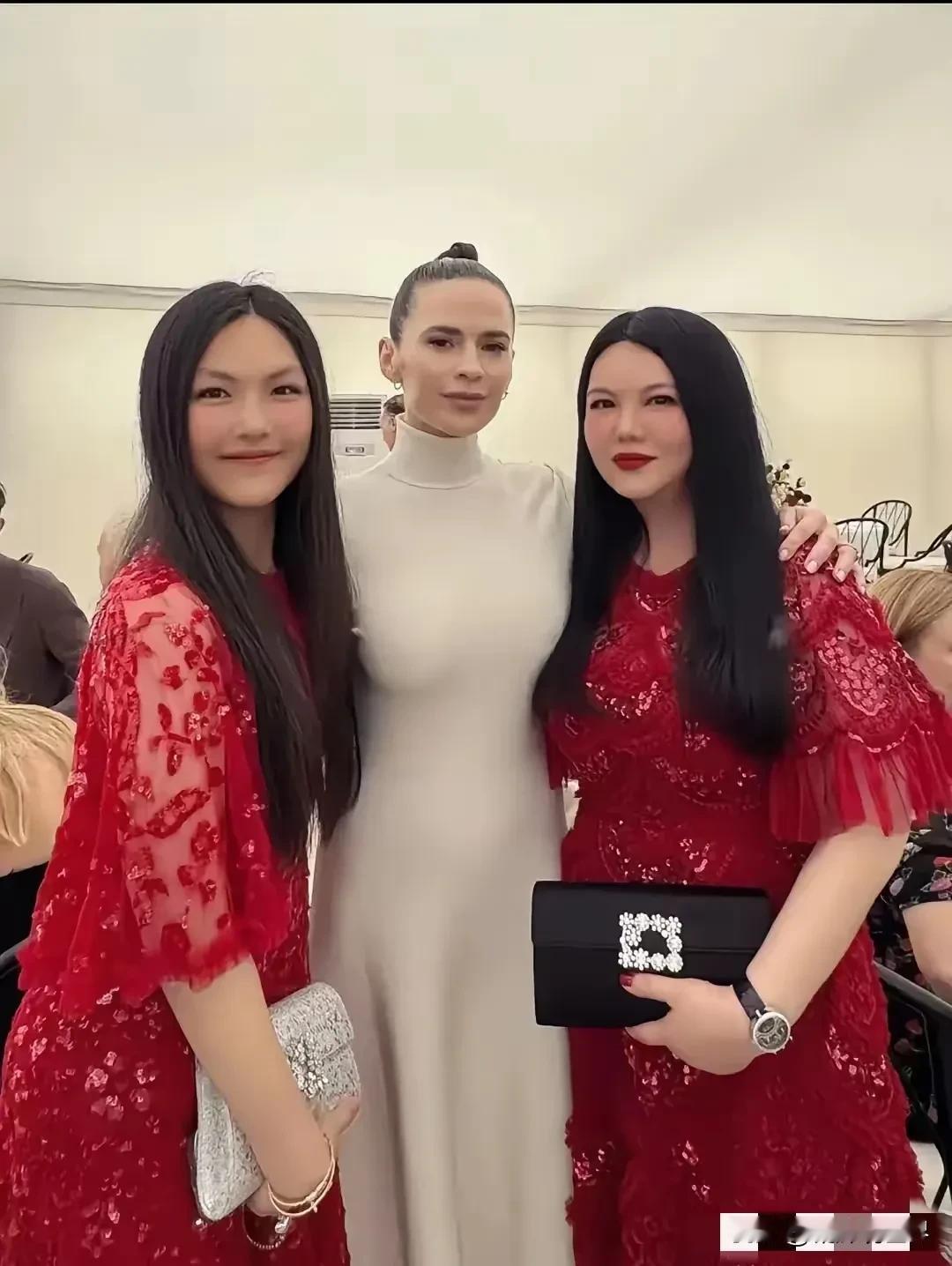 富婆李湘真是啥啥也不缺但唯独缺了一样又最致命那就是，衣品的审美力！不然，每
