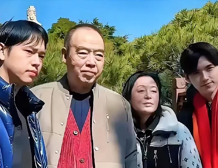 72岁的陈凯歌与56岁的陈红及其两个儿子。