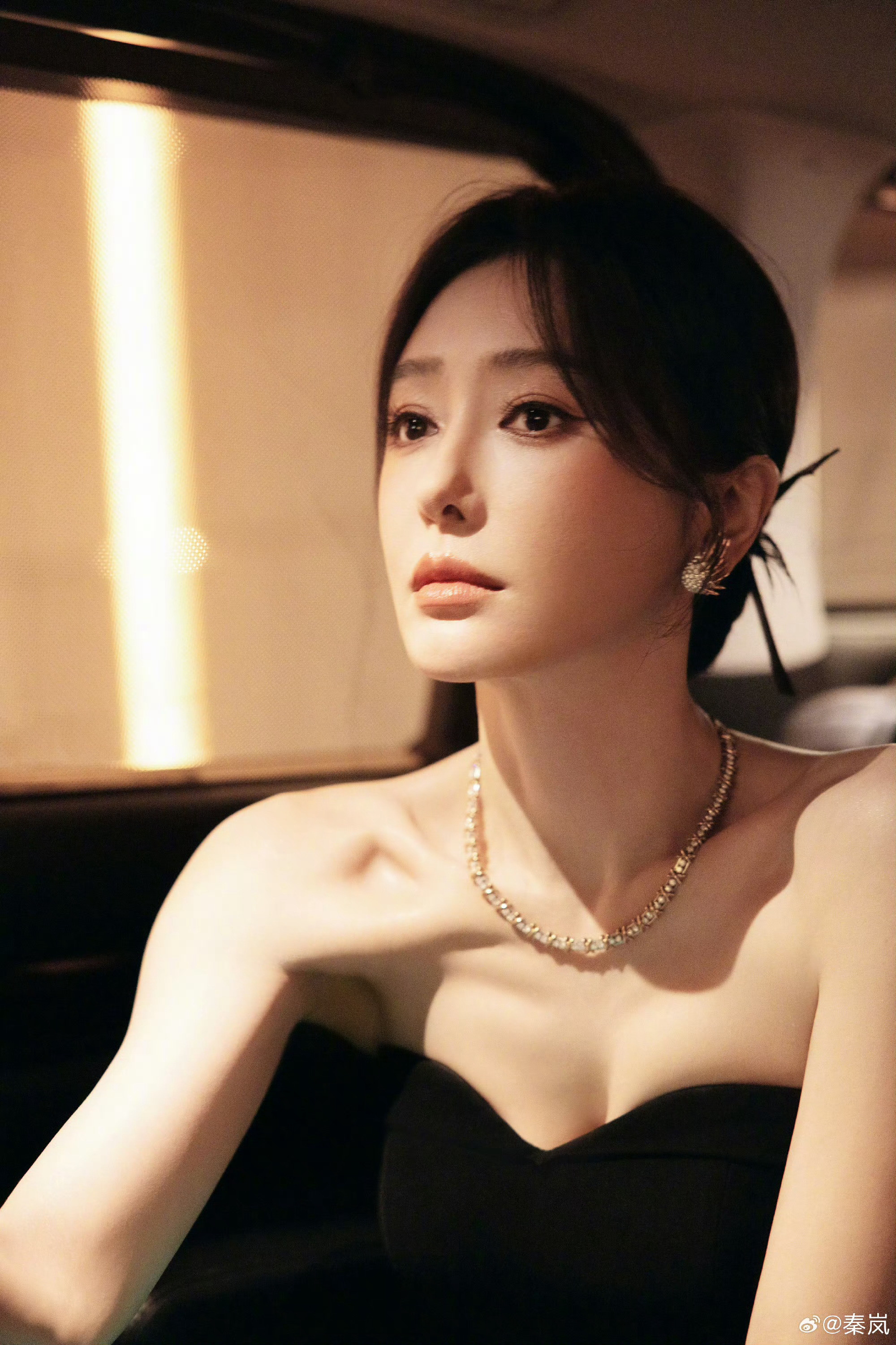 秦岚拿两个垃圾桶泡脚秦岚泡脚一脚一个垃圾桶谁被秦岚可爱到了！节目里贴心给大家安