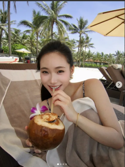 小S二女儿再晒度假照：比基尼外裹浴巾，戴着香奈儿耳环，金手链，高马尾配椰子水