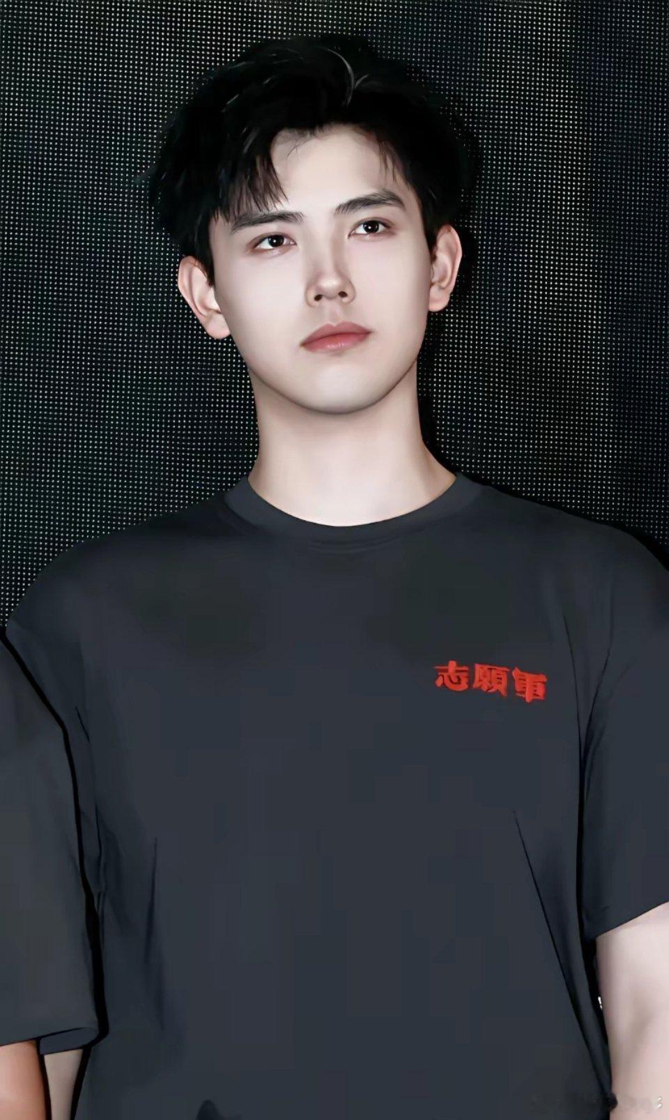 原来陈飞宇是陈凯歌与陈红的儿子，这妥妥的星二代啊！《纯真年代的爱情》昨晚在央8开