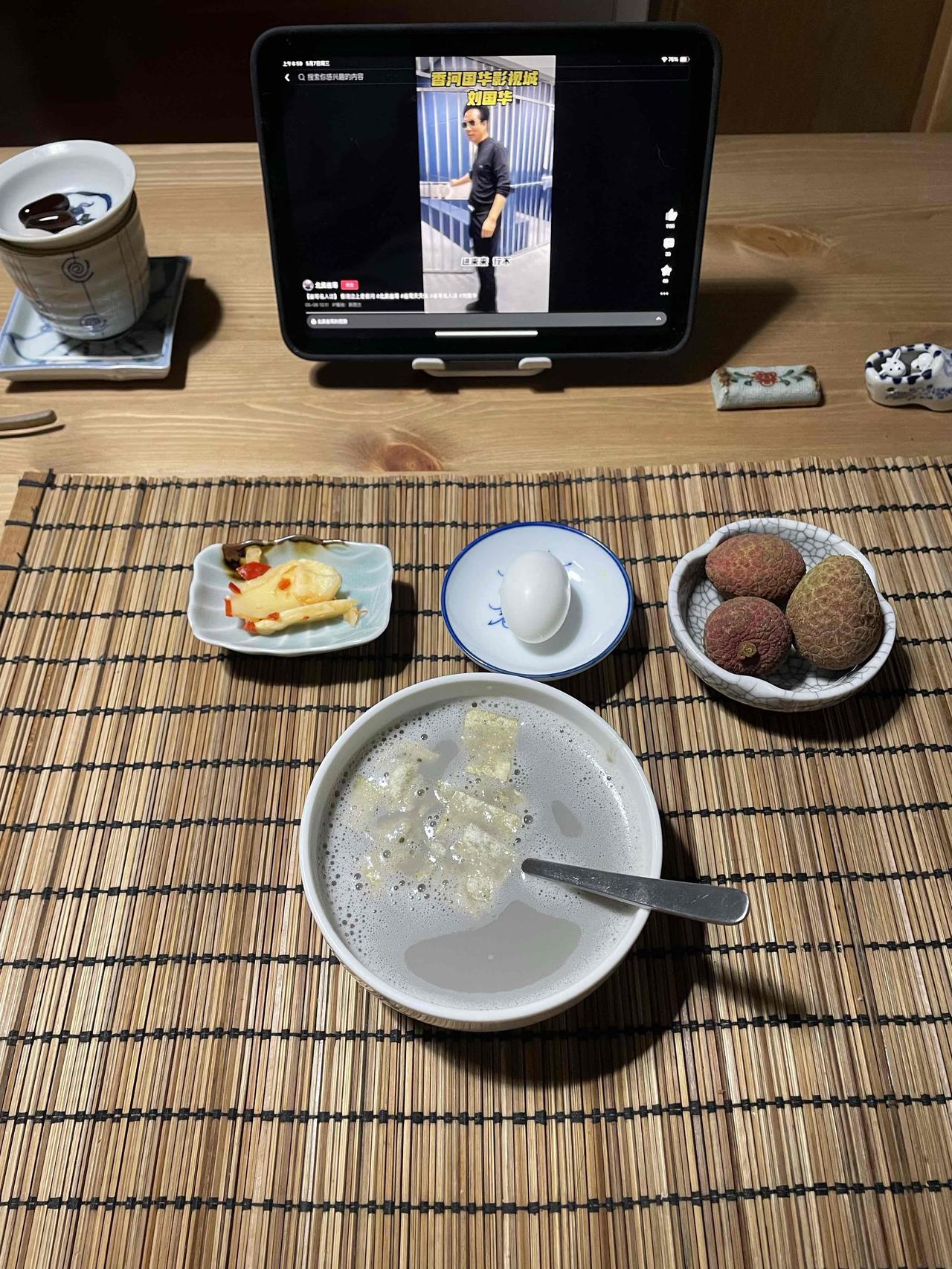 连续两天，工作忙，早餐简单吃了，就去上班。昨天开了一下午会，今天又开了一下午