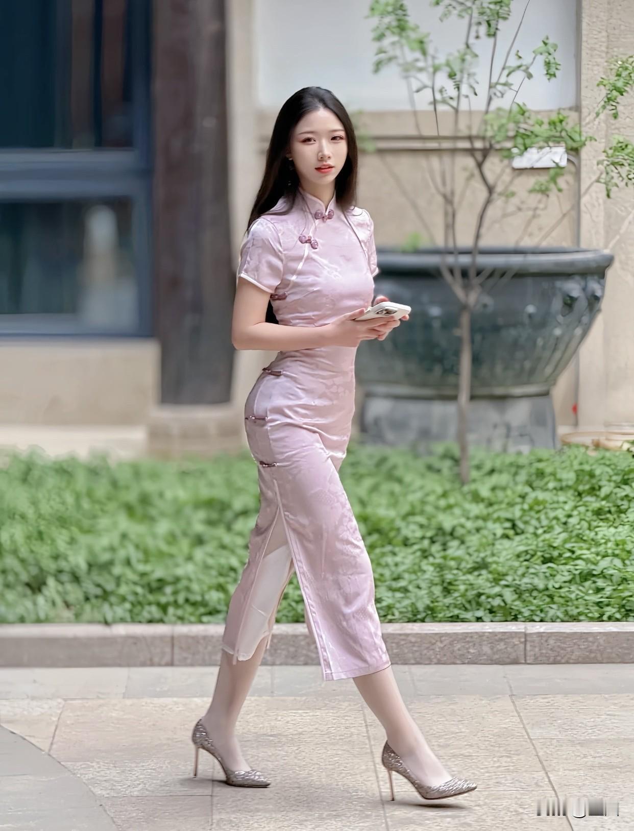 旗袍究竟有什么魅力温婉柔媚氛围拉满，像民国画报大小姐。旗袍能把女性的美展现得淋漓