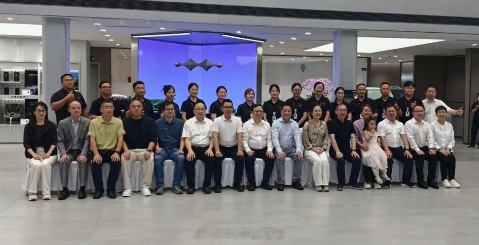 比亚迪王传福在上海门店体验方程S，近日，比亚迪董事长王传福抵达上海方程豹某4S门