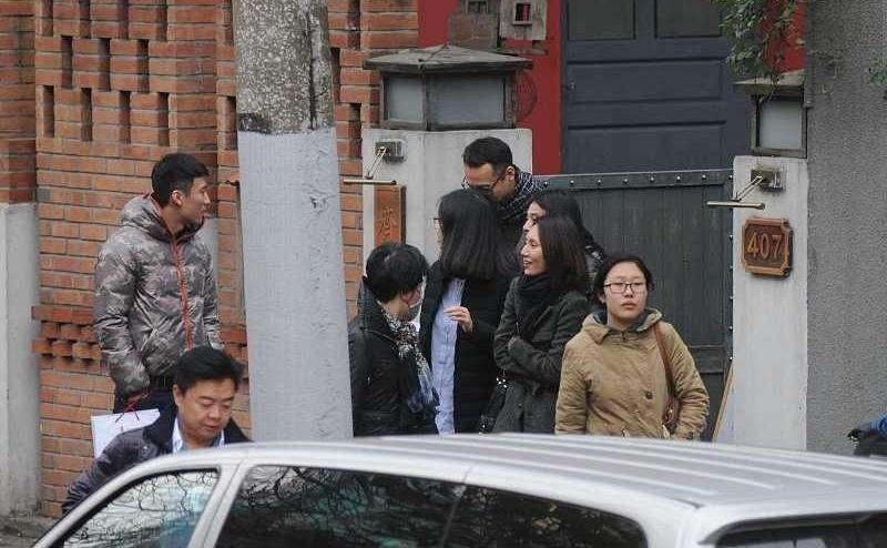 刚结婚20分钟的散步，婆婆能连打4个电话，这谁顶得住？晚饭后前夫说下楼走走，我鞋
