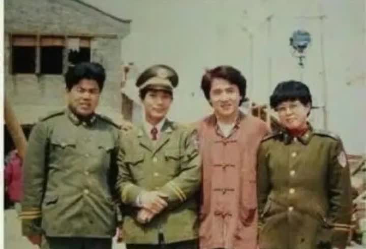 1993年，成龙在内地拍摄《醉拳2》时与粉丝们的一张留影，他私底下一直都是热心低