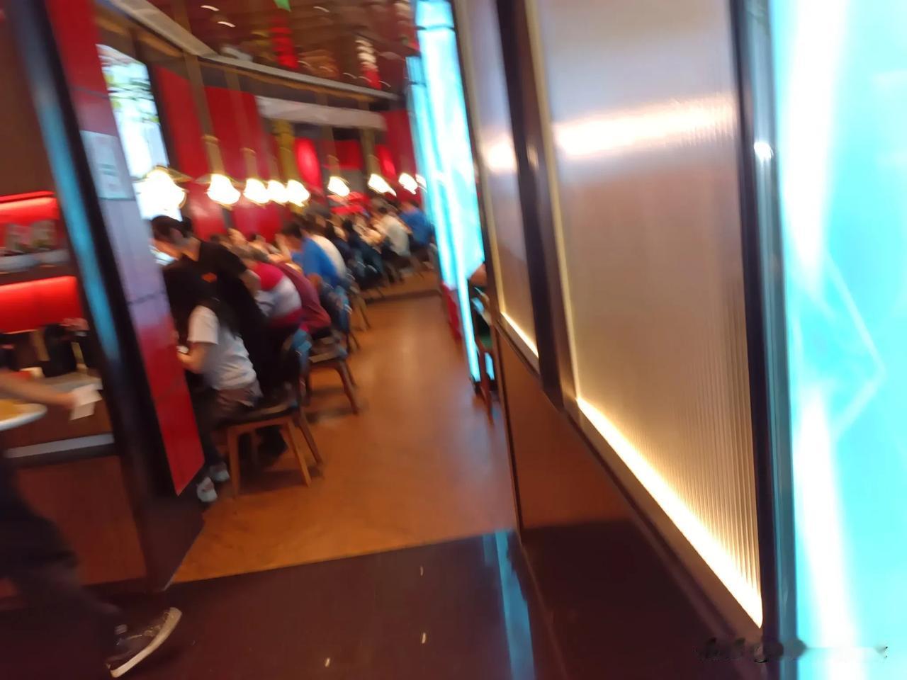 想不通上海人为什么这么喜欢吃喝玩乐[笑着哭]不管是节假日，还是平时，感觉上海几乎
