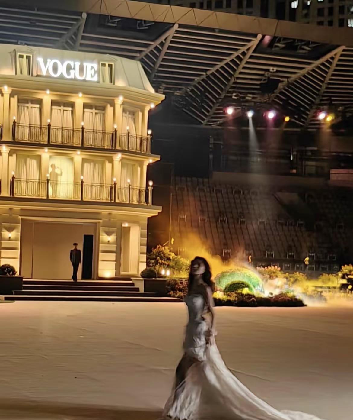 张予曦和毕雯珺同框了，不是剧里，是真·现场。眼神一碰，衣服一搭，连笑都像排练过