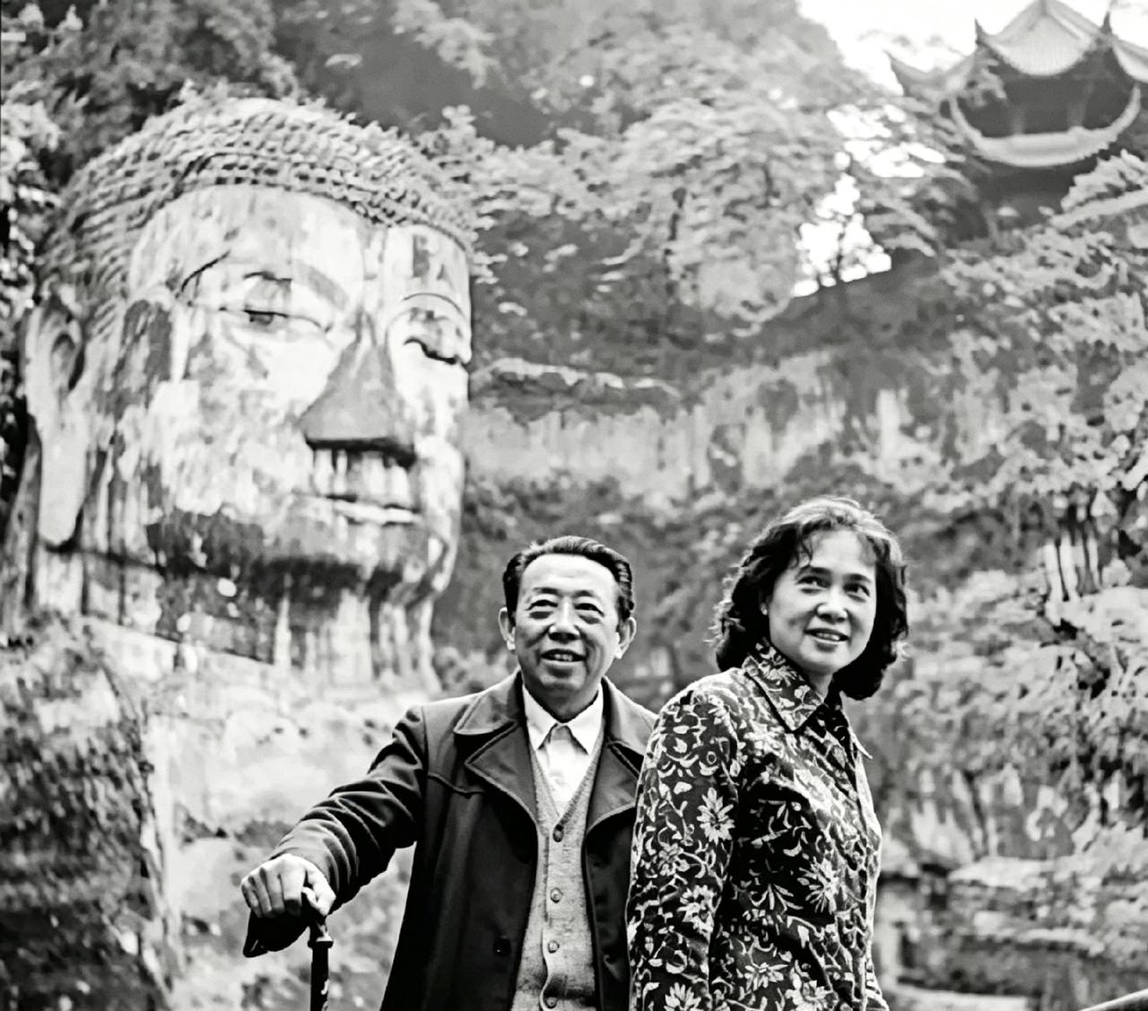 大佛脚下，两位老演员笑得那样松弛。秦怡的碎花衬衫、程之的拐杖，像刚从舞台走下来的