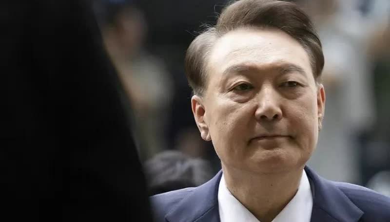 尹锡悦进去后，每天可以锻炼1小时，但他本人却拒绝被调查。有人分析说，应该是牢房的